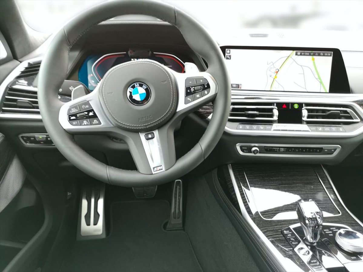 BMW X7 M50d Mpaket | předváděcí auto | skladem | od autorizovaného prodejce | černá metalíza | super cena | top stav | online nákup | autoibuy.com